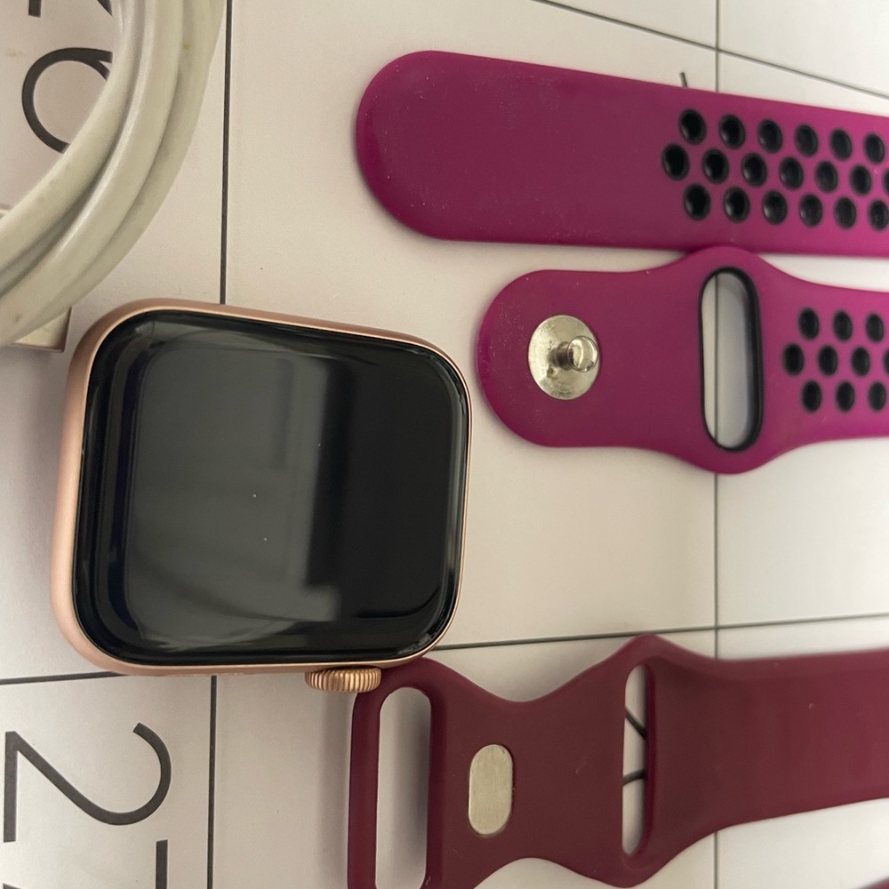 Apple 4 40 mm series watch, small scratch on bottom of watch, difficult to see